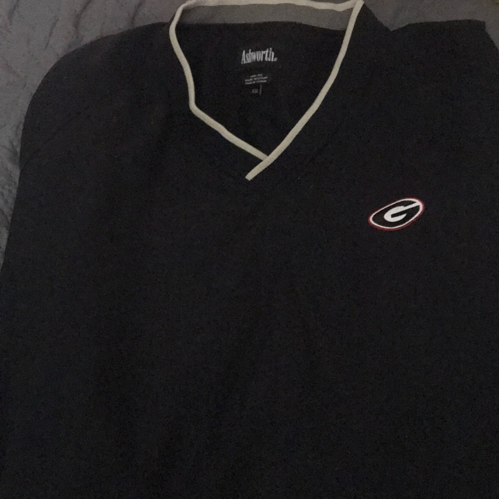 A lined pullover Georgia Bulldogs v neck has a kangaroo pocket
